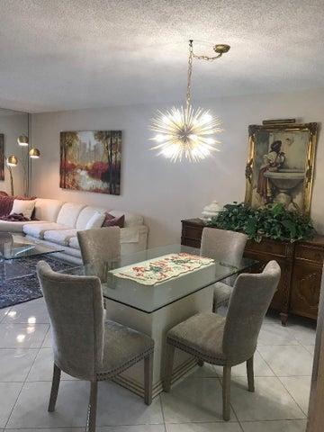 Foto del edificio - 7341 Amberly Ln