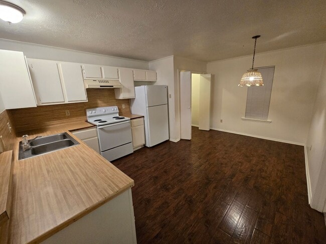 Building Photo - Bryan - 2 bedroom / 1.5 bath - Upstairs - ...