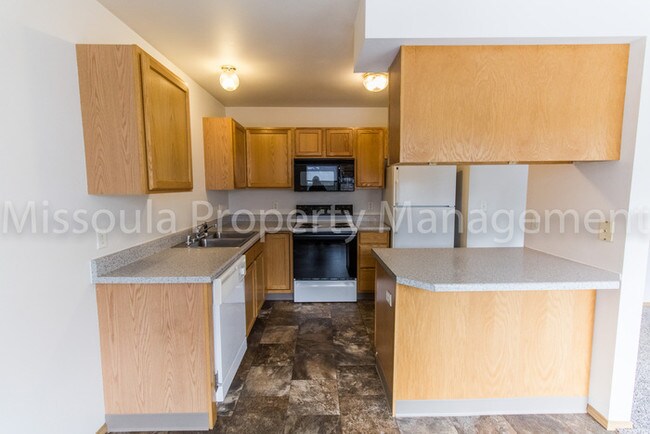 Building Photo - Ground Floor 2 Bed with Patio and Storage!