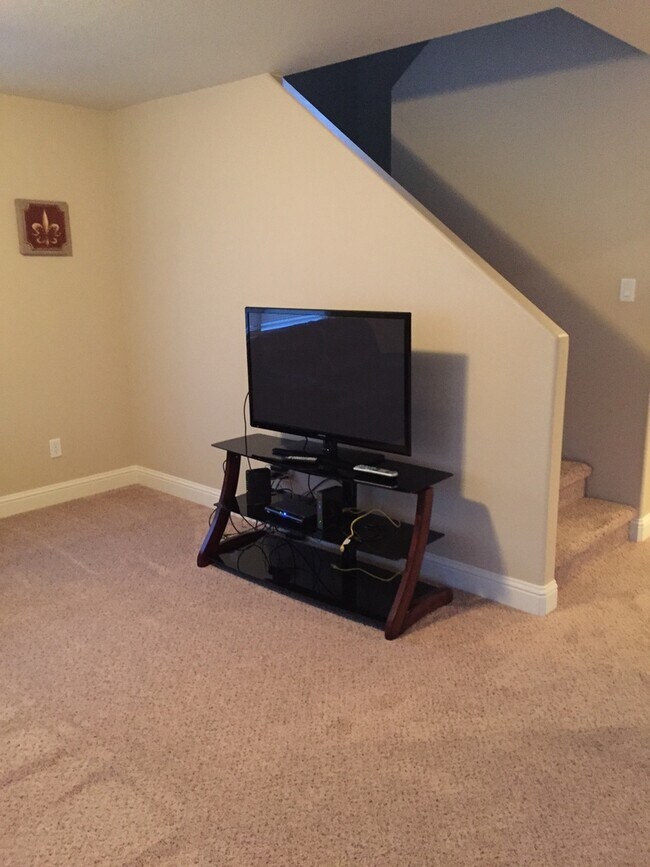 Foto del edificio - 3 BEDROOM, 2.5 BATHROOM SADDLE RIDGE TWIN HOME WITH 2 CAR ATTACHED GARAGE