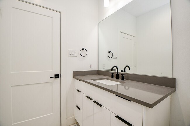 Foto del edificio - 2404 Hadley St