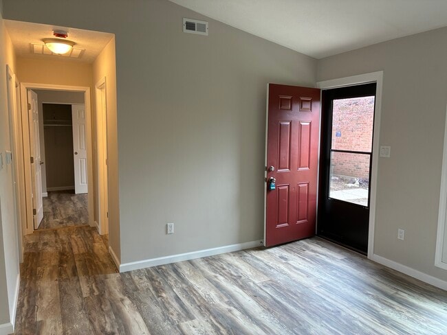 Building Photo - 1204 Hollowbrook Dr