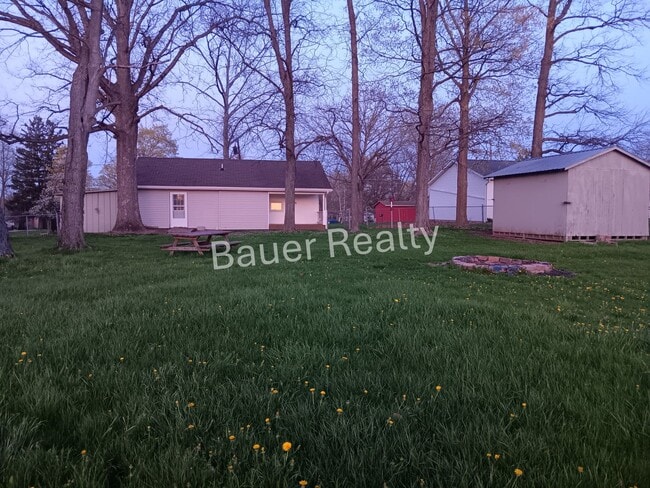 Building Photo - Two Bedroom in Crestview Local Schools
