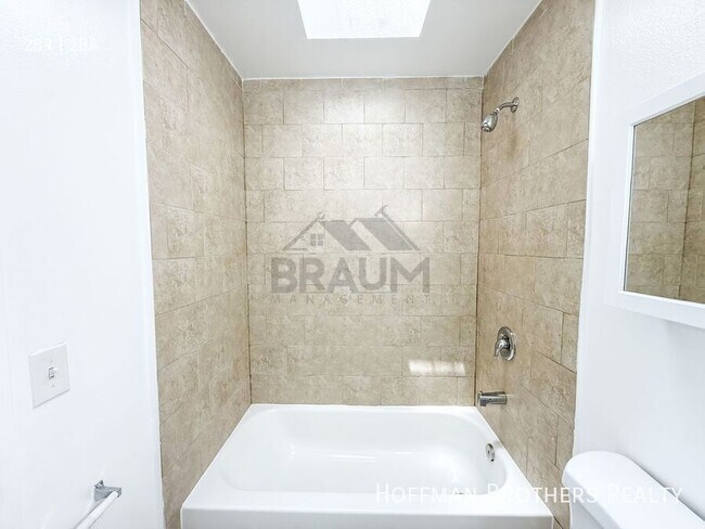 Foto del edificio - 14257 Friar St