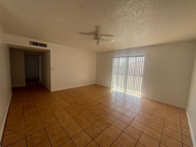 Foto del edificio - PRICED TO RENT QUICKLY!!