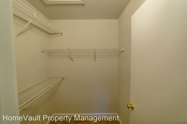 Foto del edificio - 9811 Campus Walk Ln