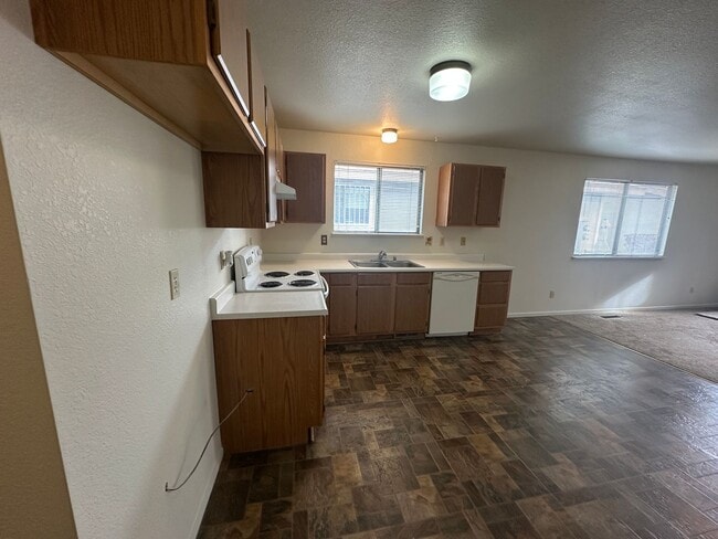 Building Photo - 2 Bedroom Unit for Rent