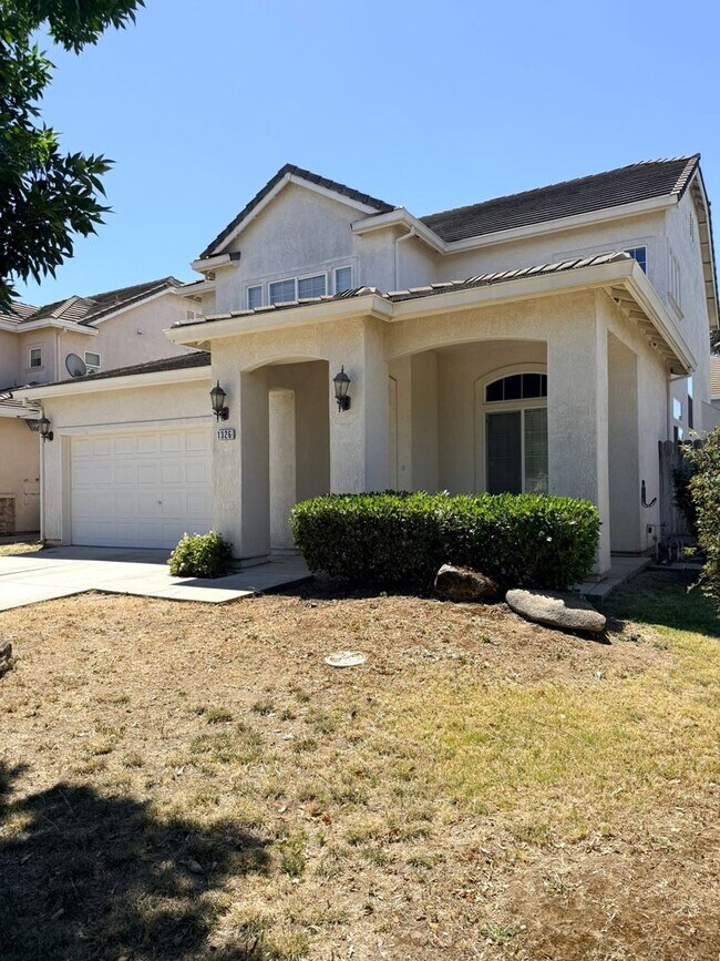 Foto del edificio - A must see 4/3 with a bedroom downstairs for convenience.