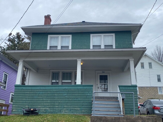 Building Photo - Downtown - 3 Bedroom House - Available 05/...