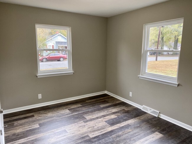 Building Photo - Cute Renovated Duplex Near Duke Regional!