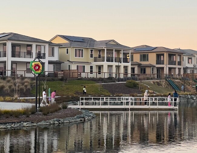 Lakeside living - 2270 Solace Vis