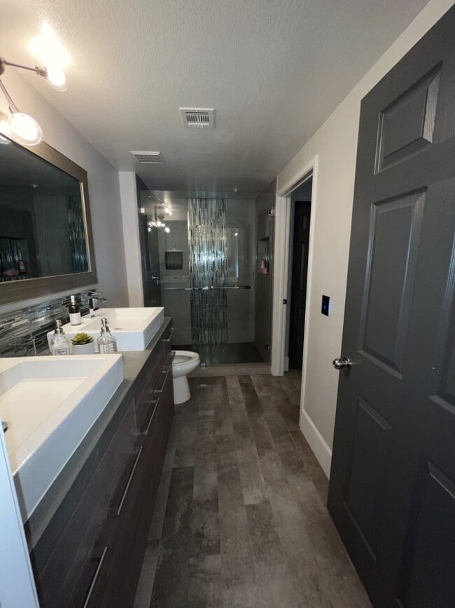 Building Photo - 1 BEDROOM 1 BATH FULLY FURNISHED CONDO LOC...