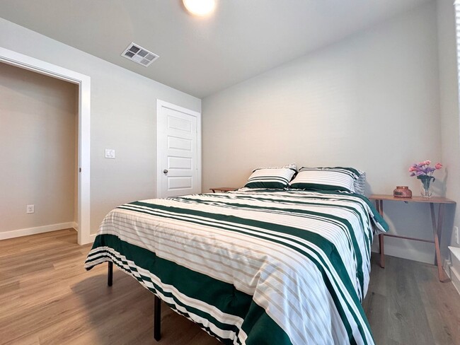 Building Photo - 10817 Saloon St