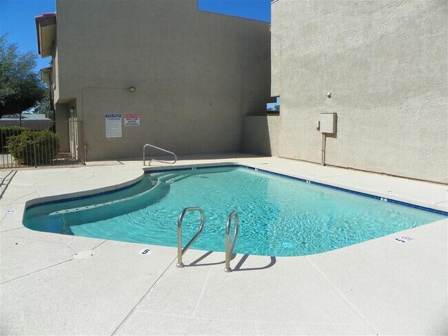 Building Photo - 3 Bedroom Townhome - Small Private Patio- ...