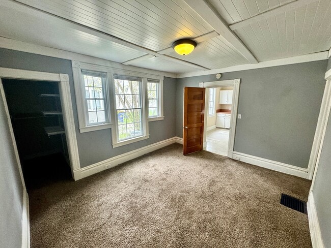 Building Photo - 12 Fairbanks St NE