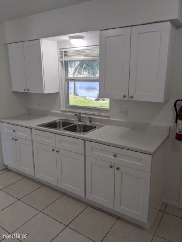 Building Photo - 2 br, 1 bath Townhome - 4624 N Goldenrod Rd