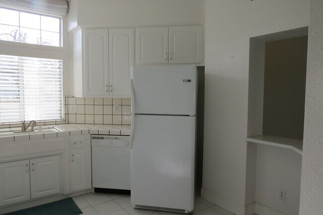 Building Photo - Spacious 2 Bedroom Home Located In Copper ...