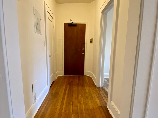Large Foyer - 80 W Edsall Ave