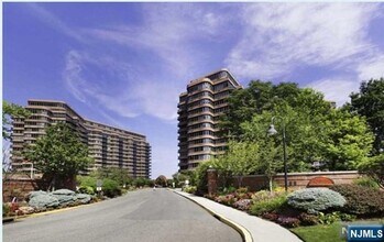 Building Photo - 100 Carlyle Dr