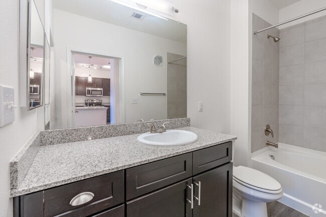 1BR, 1BA - 653SF - Bathroom - Majestic Parc