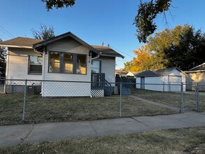 Building Photo - 814 E Ave F