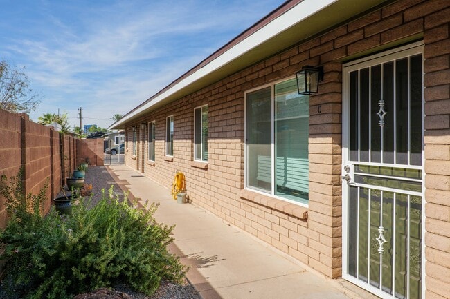 Building Photo - 2025 N Richland St