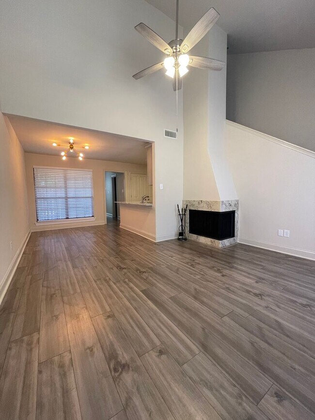 Foto del edificio - 2 bedroom, 2 bathroom, covered parking, Fireplace, Pool