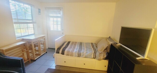 Foto del edificio - MIDTOWN Furnished Cottage W/ Utilities, Wi...