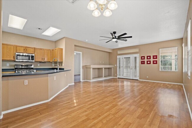 Foto del edificio - Charming Centennial Hills Home with Hardwood Floors & Covered Patio