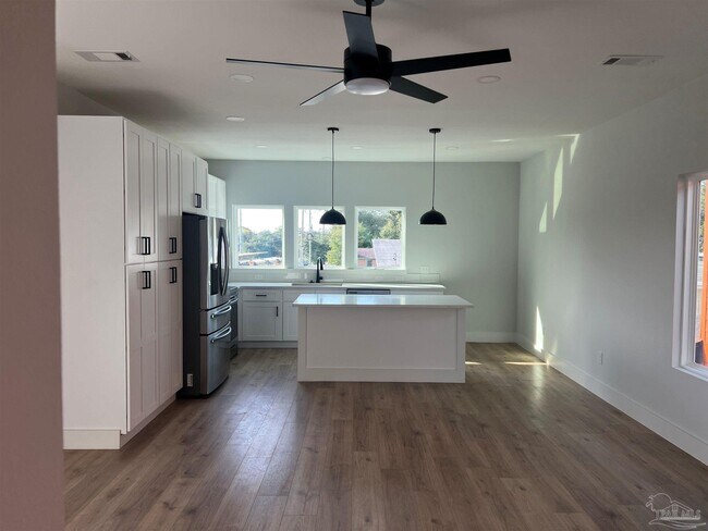 Foto del edificio - 305 N Pace Blvd