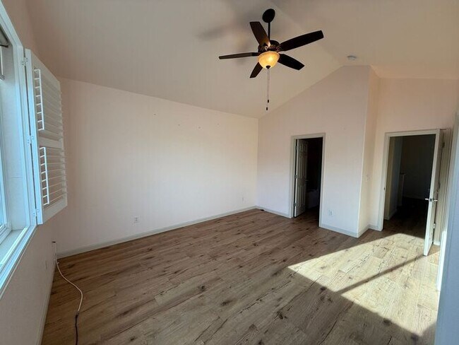 Building Photo - Modern Two–Primary Suite Townhome w/ 2-Car Garage in Sparks