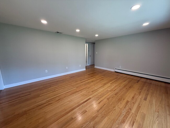 Building Photo - 3 Bedroom House with Many Amenities in Roc...