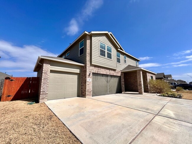 Foto del edificio - Spacious 4/BR 2.5/BA Two-Level Home with 3-Car Garage & Covered Deck