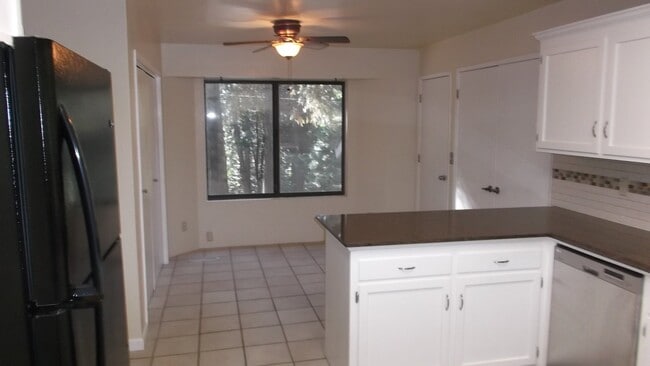 Building Photo - Fabulous 3 bedroom home near Jenkinson Lake.