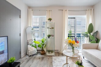 Building Photo - 1319 Rue Barré