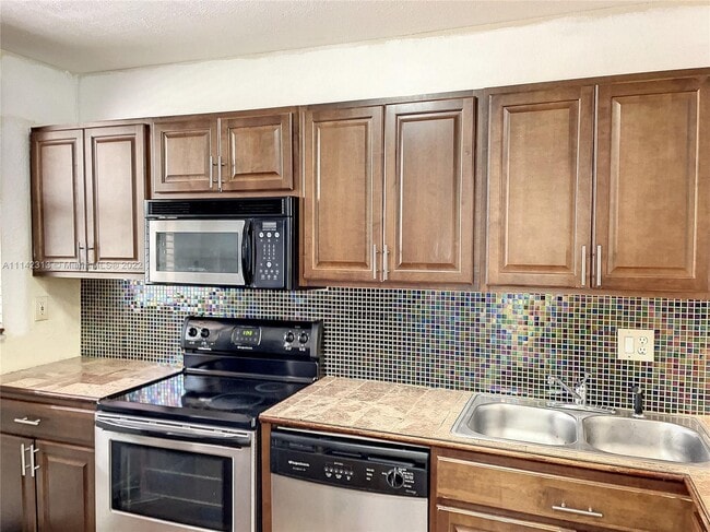 Building Photo - 8433 Forest Hills Dr