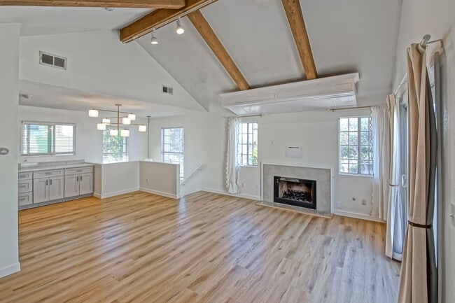 Building Photo - 606 N Juanita Ave