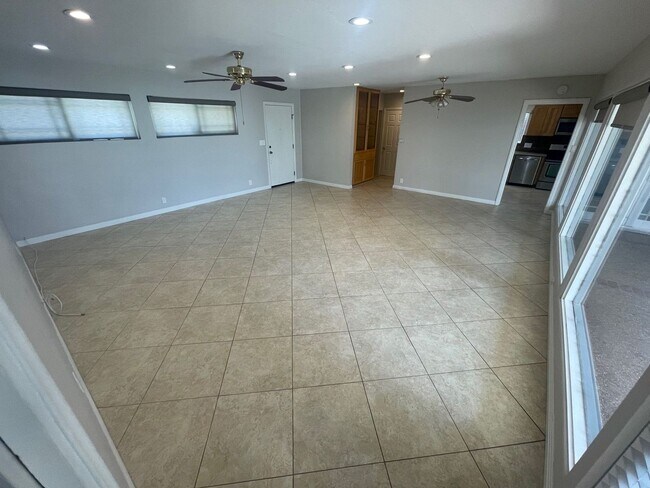 Foto del edificio - 4BD/2BA House on 63rd!