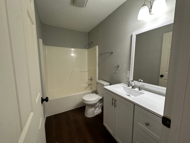 Building Photo - 2 Bedroom, 1 Bathroom Newly Remodeled Duplex
