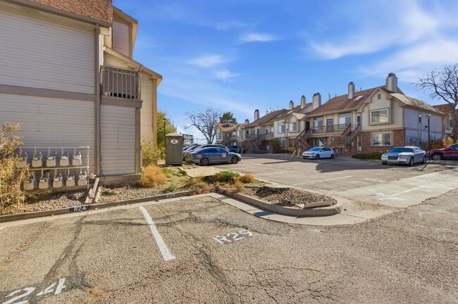 Building Photo - Open Concept Two Bed Two Bath Townhouse!