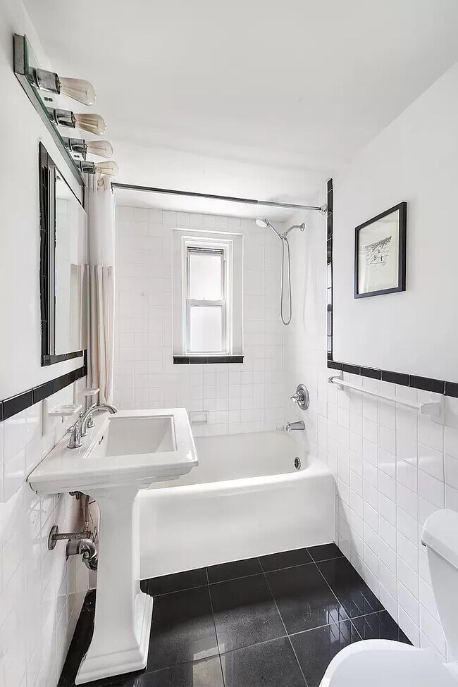 Foto del edificio - 321 E 43rd St