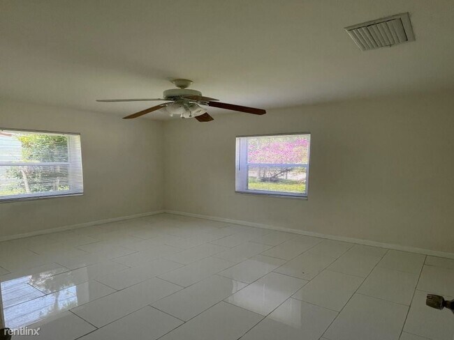 Foto del edificio - 2 br, 1.5 bath House - 816 NW 16th Ter