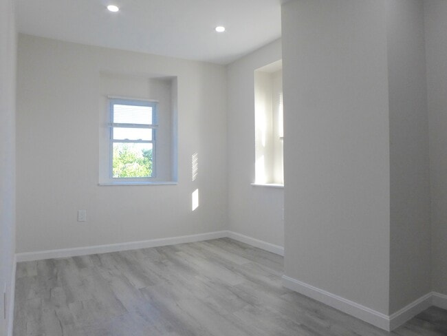 Building Photo - 45 Bennington St