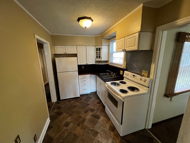 Building Photo - 4bed/2bath Available August 2024