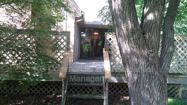 Building Photo - 301 NE Oak Tree Ct