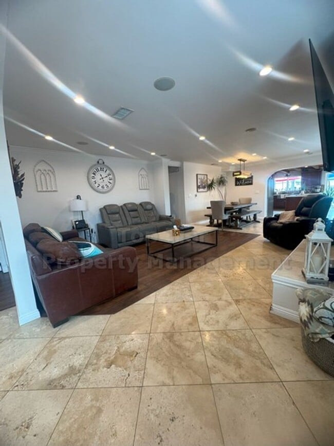 Building Photo - Beautiful Vista Home 3 bed / 3 bath / 1957...