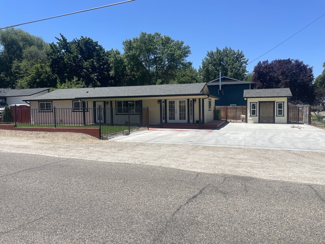 Foto principal - 230 S Iowa Ave