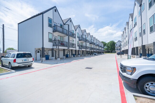 Foto del edificio - Greenville Townhomes