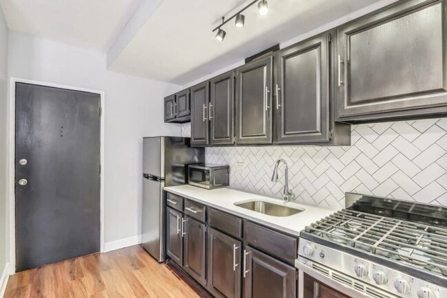 Building Photo - 1150 N La Salle Dr