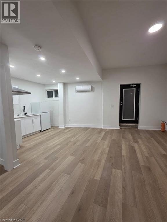 Photo du bâtiment - 69 Hellems Ave